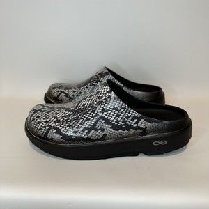 Oofos Rare Silver And Black Snakeskin Print Clogs Women’s Sz 7 Comfort Recovery